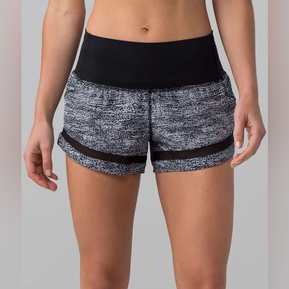 Lululemon Pace Perfect Shorts 3" Air Time White Black Size 4